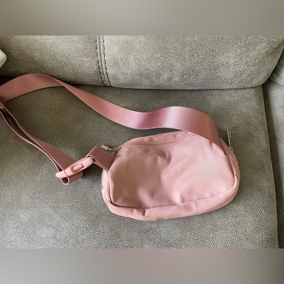 Lululemon Everywhere Belt Bag 1L (Deco Pink) - Picture 2 of 3